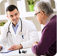 Doctora con microscopio